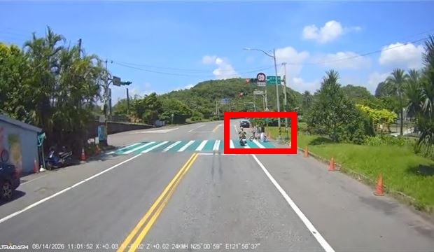 陳婦騎車差點撞到2名路人。（圖／翻攝畫面）