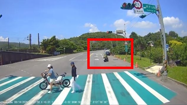 陳婦違規後發現警車在前方先停下。（圖／翻攝畫面）