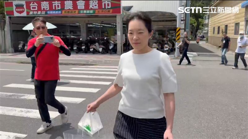 陳幸妤感謝近日外界送暖,讓沒與趙建銘過過情人節的她,收到禮物很開心。(圖/記者林昱孜攝影)