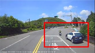 阿嬤騎車如吃無敵星星！無視警車猛違規