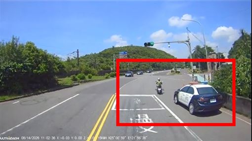 阿嬤騎車如吃無敵星星！無視警車猛違規