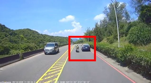 陳婦騎車違規無視警方第2次繞過警車。（圖／翻攝畫面）