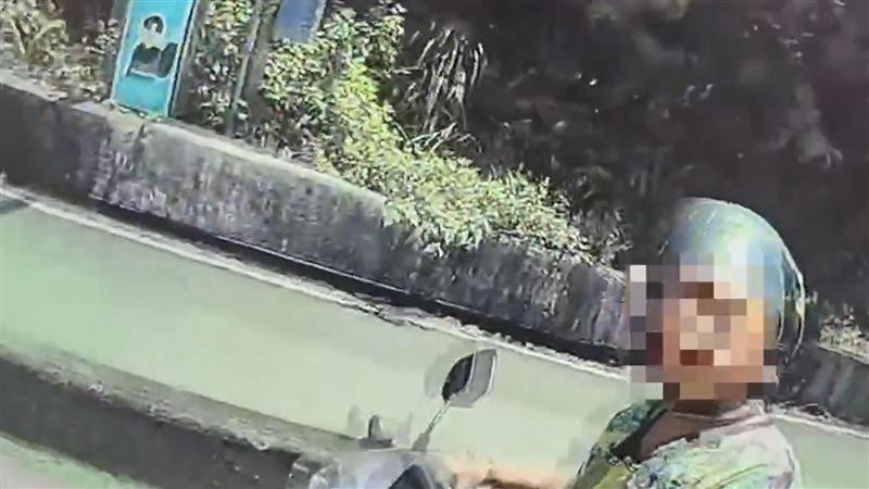 警方質問陳婦為什麼不停車受檢。（圖／翻攝畫面）