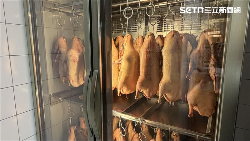 樂天皇朝旗艦店重現正宗北京烤鴨。(圖／記者賴俊佑攝影）