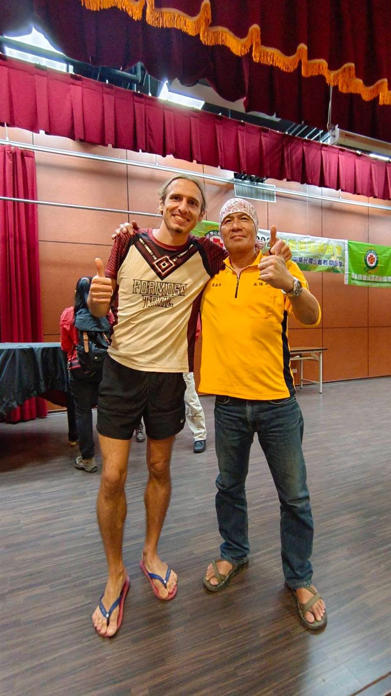 跑山獸曬出和五哥的合影哀悼,同時也示警山區遇到蜂群的救命關鍵就是逃跑。(圖/翻攝自Beast Runners 跑山獸臉書)