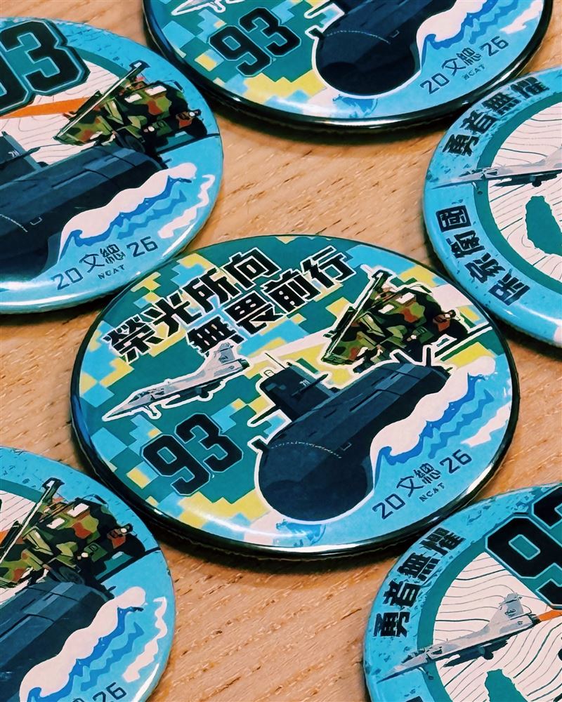 文化總會舉辦敬軍活動「93國軍英雄 感謝有你」，其中有「英雄胸章DIY」，製作獨一無二的專屬胸章。（圖／文總提供）