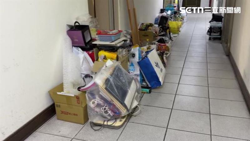 獨居嬤垃圾囤門口　鄰居控：整層都是蟲