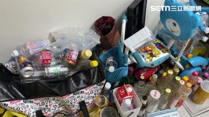 老太太將雜物囤積在走廊