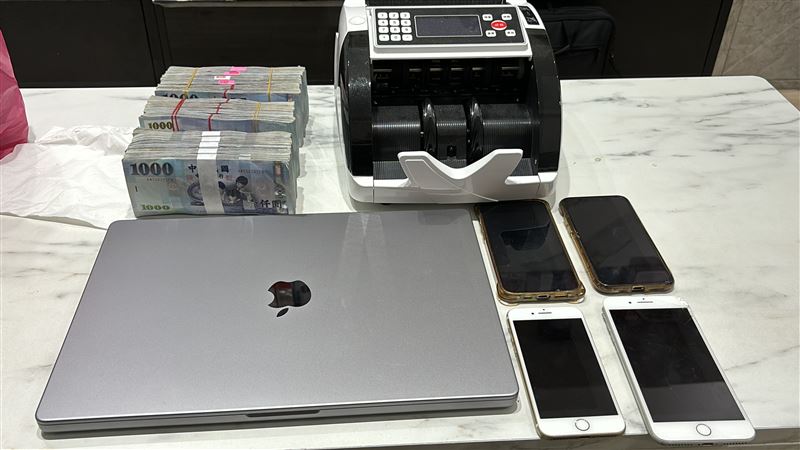 警方查扣現金150萬元及點鈔機等證物,全案依法移送法辦。(圖/翻攝畫面)
