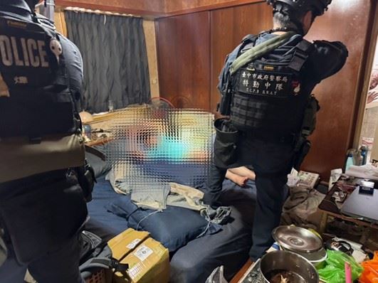檢警查扣USB BOX 境外傳輸設備(黑盒子),可將境外網路流量轉換顯示在國內上網。 (圖/翻攝畫面)