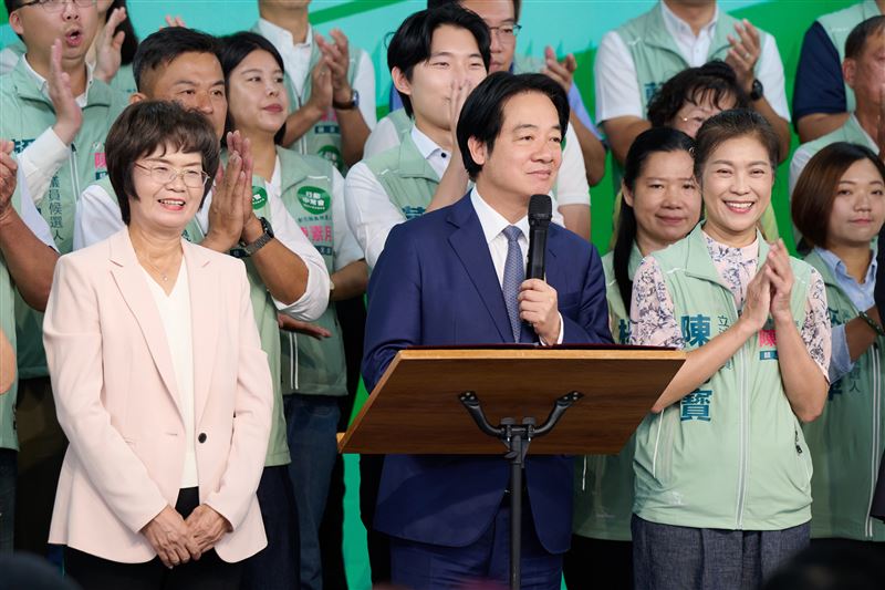 民進黨行動中常會第三場在彰化縣登場,黨主席賴清德率領中常委及地方黨公職為縣長參選人陳素月助陣(圖/民進黨提供)