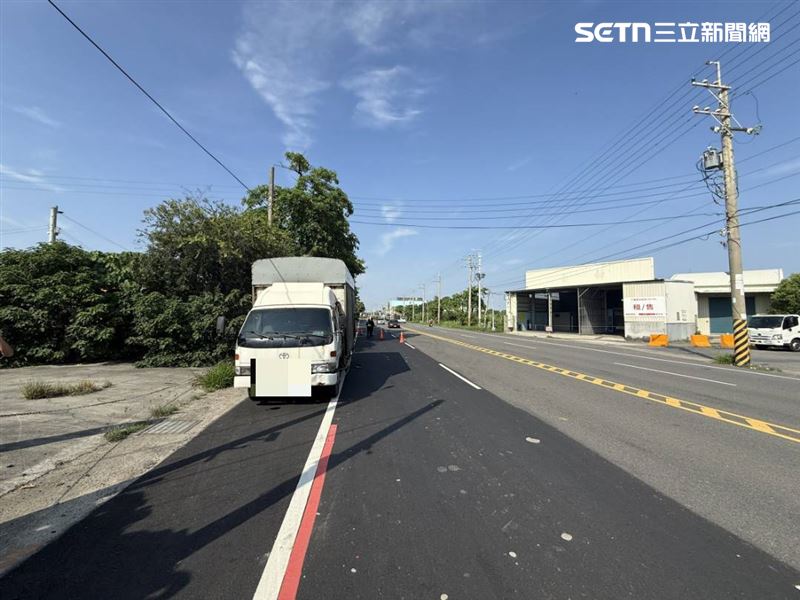 大貨車違停路邊遭追撞,騎士頭顱破裂慘死,確切肇責有待調查釐清。(圖/翻攝畫面)