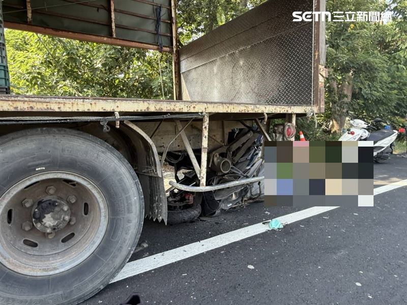 彰化福興鄉發生死亡車禍,男子騎機車追撞違停大貨車,當場爆頭慘死。(圖/翻攝畫面)