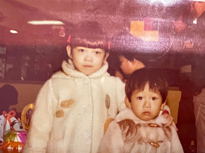 陳致中對於近來事件有感而發,貼出兒時合影寫下:扁家子女不可承受之重。(圖/翻攝自陳致中Threads)