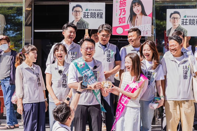 面對太太公開力挺,莊競程則笑說,七夕不能只有跑行程,今天市場裡「老婆想吃什麼都買單」。(圖/民進黨新竹市黨部提供)