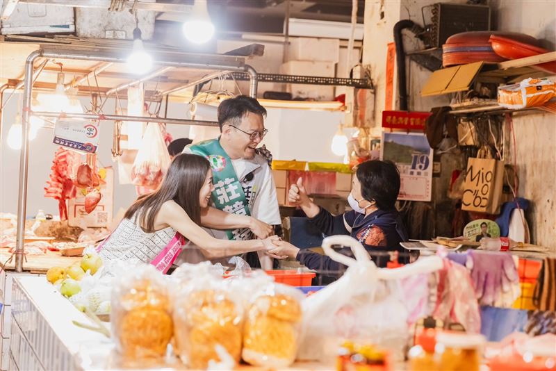 莊競程的妻子方心慧今(19日)陪著到市場拜票。(圖/民進黨新竹市黨部提供)