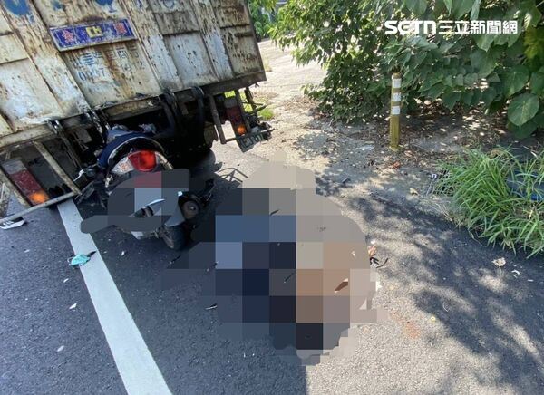 彰化福興鄉發生死亡車禍,男子騎機車追撞違停大貨車,當場爆頭慘死。(圖/翻攝畫面)