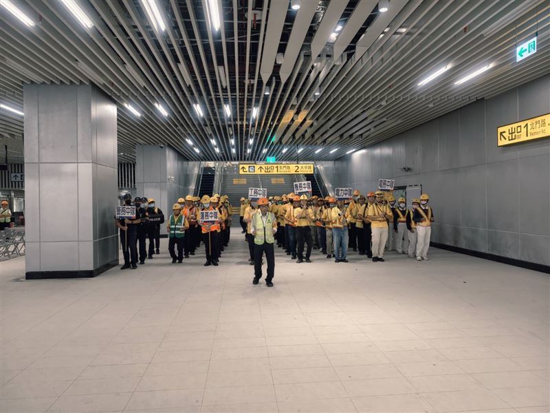 台南鐵路地下化啟用前,台鐵今(19)日進行大規模防災演練,一口氣模擬「恐怖攻擊、列車出軌、火災及設備損壞」等複合式事故。(圖/台鐵提供)