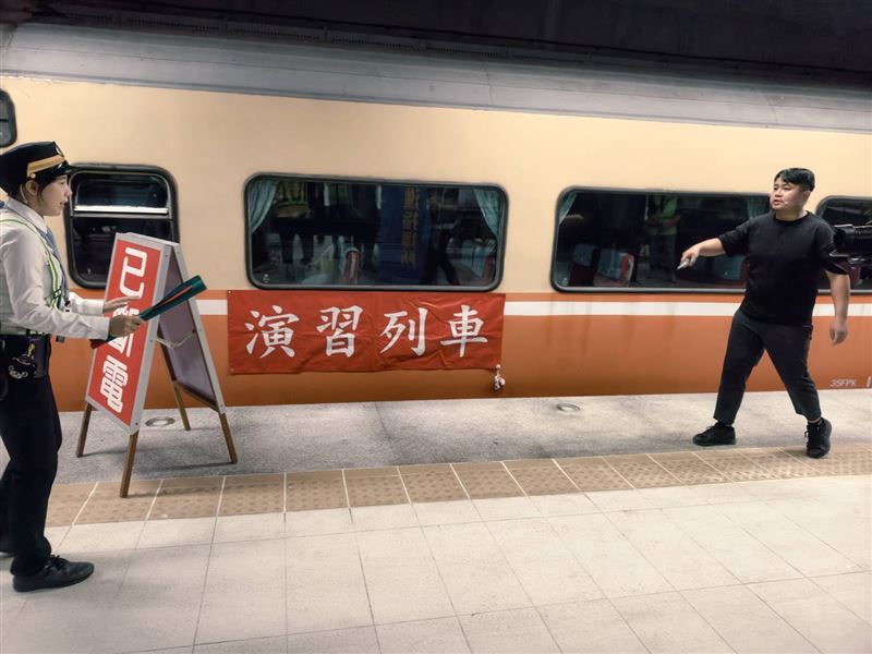 此次模擬562次莒光號進入台南站西第2主正線時,一名歹徒先在第1車廂引爆預藏的爆裂物,隨後跑到第2車廂持刀攻擊旅客,造成2人重傷、15人輕傷。(圖/台鐵提供)
