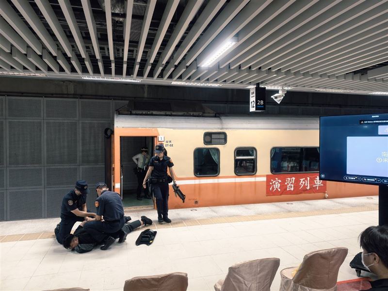 台南鐵路地下化啟用前,台鐵今(19)日進行大規模防災演練,一口氣模擬「恐怖攻擊、列車出軌、火災及設備損壞」等複合式事故。(圖/台鐵提供)