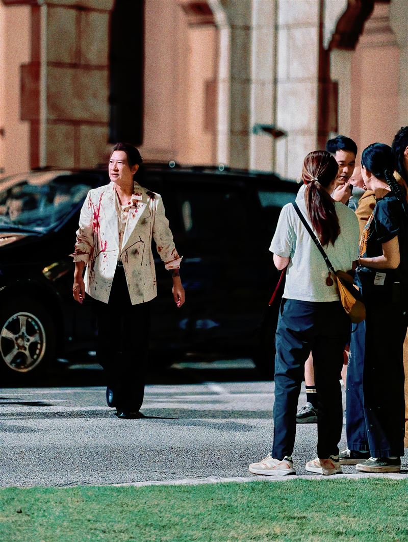 阮經天、影帝張家輝在吉隆坡火車站合體飆戲。(圖/華映娛樂提供)