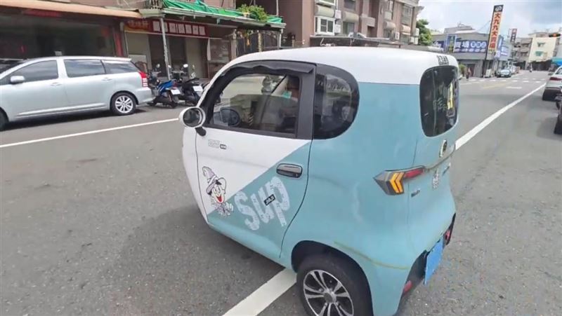 嘉義市吳鳳南路出現一台閉式車廂的電動三輪車，俗稱「老頭樂」的醫療代步車，卻未通過台灣法規審核，若再上路恐面臨罰鍰。（圖／翻攝畫面）
