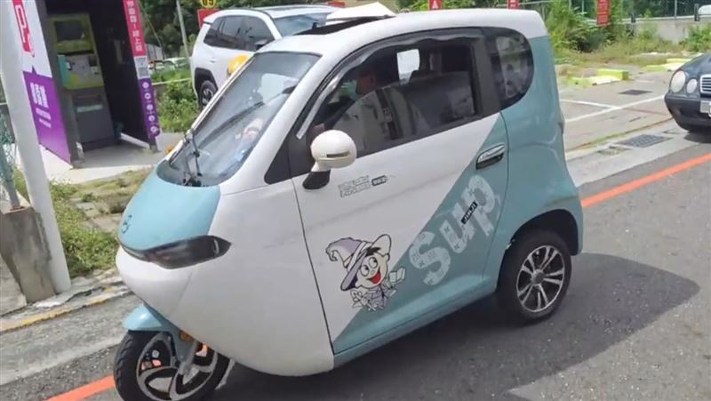嘉義市吳鳳南路出現一台閉式車廂的電動三輪車，俗稱「老頭樂」的醫療代步車，卻未通過台灣法規審核，若再上路恐面臨罰鍰。（圖／翻攝畫面）