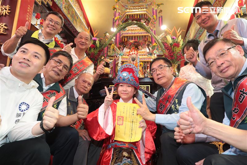 台南七夕「做十六歲」成年禮登場,黃偉哲:傳承文化及祝學子迎新階段。(圖/南市府提供)