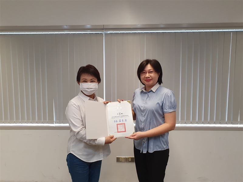 台中市長盧秀燕邀請台中地檢署主任檢察官李毓珮(右)擔任社會安全網推動會報委員。(圖/翻攝畫面)