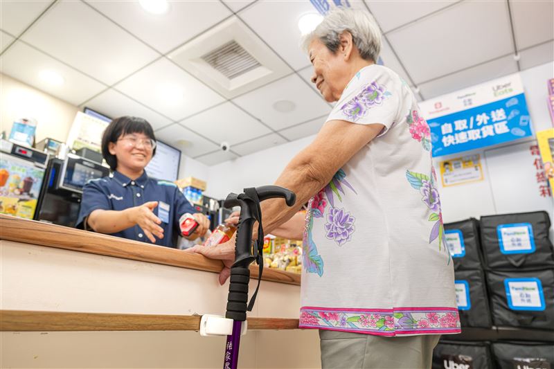 全家長輩友善123行動,特別設置「拐杖安心夾」。(圖/全家提供)