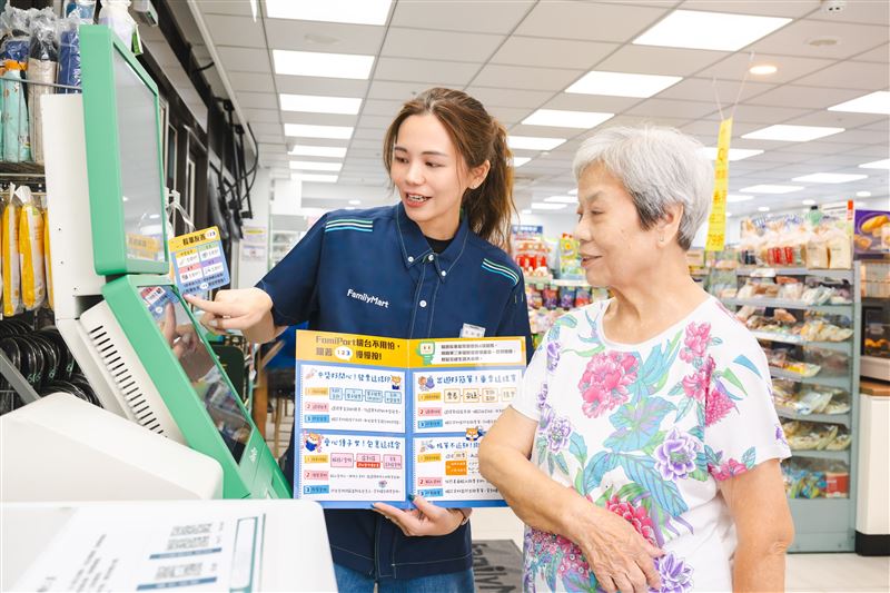 全家導入「長輩友善輕鬆學墊板」,店舖夥伴透過墊板輔助機台操作教學,協助長輩使用店內數位服務。(圖/全家提供)