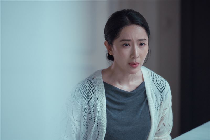 《要是未曾相遇就好了》隋棠則化身朱芷璃的母親,與雷嘉汭上演情感拉扯的母女對手戲。(圖/網銀國際影視提供)