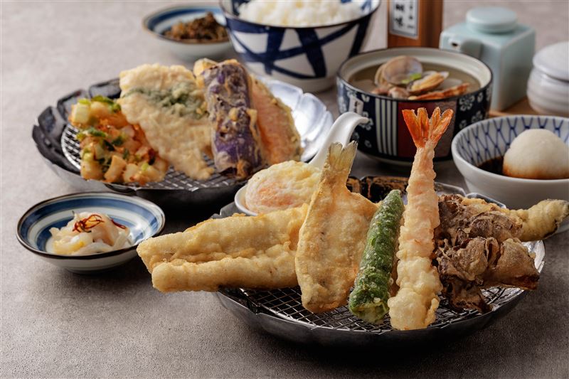松套餐 699元匯集穴子魚、白身魚、鳳尾蝦、紫蘇雞肉與蔬菜天婦羅的「松套餐」華麗澎派,搭配池上雲樣米飯與花蛤味噌湯,呈現板前美味饗宴。(圖/金子半之助-天婦羅提供)