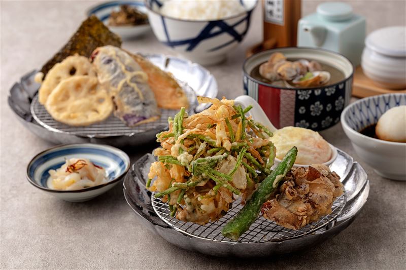 菊套餐 399元主菜是水蓮、洋蔥絲、地瓜絲組成的蔬菜球天婦羅,搭配炸海苔、蓮藕、舞菇、青龍椒、南瓜、茄子等山海滋味,口感多重、無肉也香,蔬食者亦能大快朵頤。(圖/金子半之助-天婦羅提供)