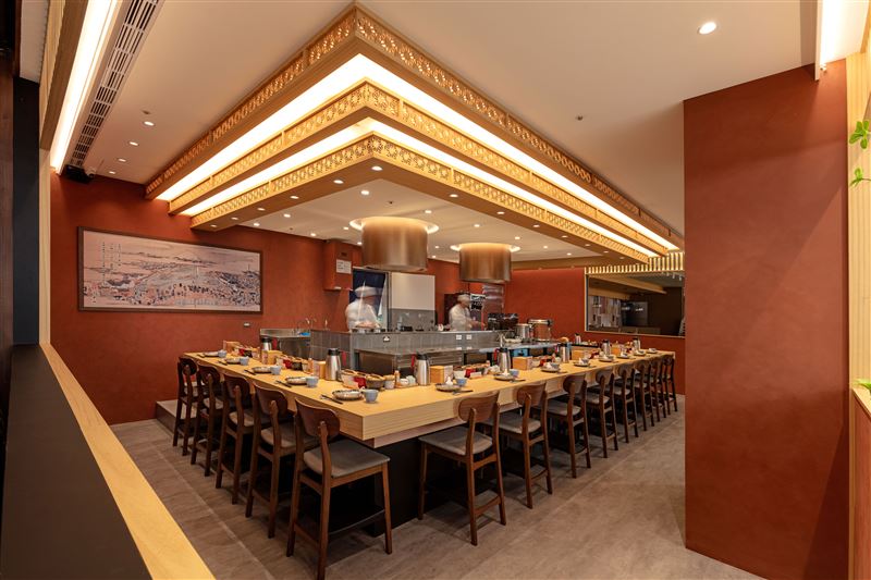「金子半之助 - 天婦羅」台灣首店,以東京日本橋創始店為設計原型,室內視覺重點圍繞著ㄇ字型原木板前展開,鋪陳出靜謐且專注的用餐氛圍。(圖/金子半之助-天婦羅提供)