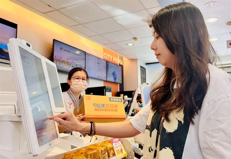 0元包裹取貨免用紙本簽名,在電子屏幕操作即可。(圖/7-ELEVEN)
