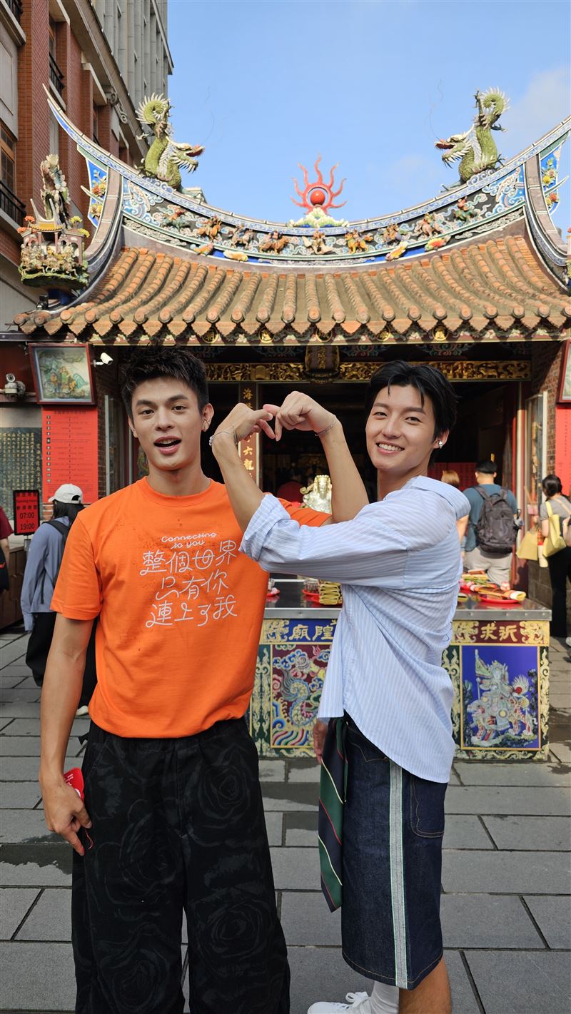 邱以太（左）與劉育仁（又）兩人相約到霞海城隍廟祈福，祈求開播順利。（圖／瀚草文創提供）