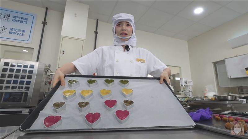 李多慧不僅挑戰抹茶、烏龍茶等多元風味,更發揮創意打造獨特的心形鳳梨酥。(圖/翻攝自李多慧YouTube)