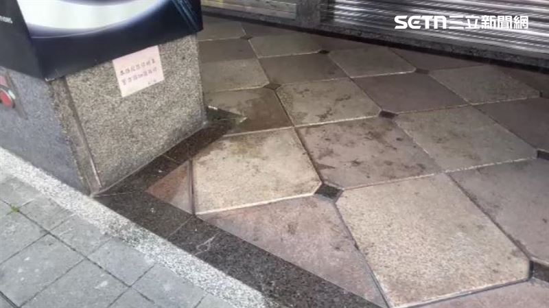 現場地面上還留了滿地的雞蛋液