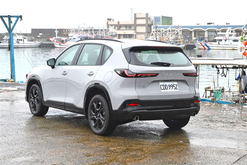 車尾採用MAZDA字徽。(圖/記者鍾釗榛攝影)