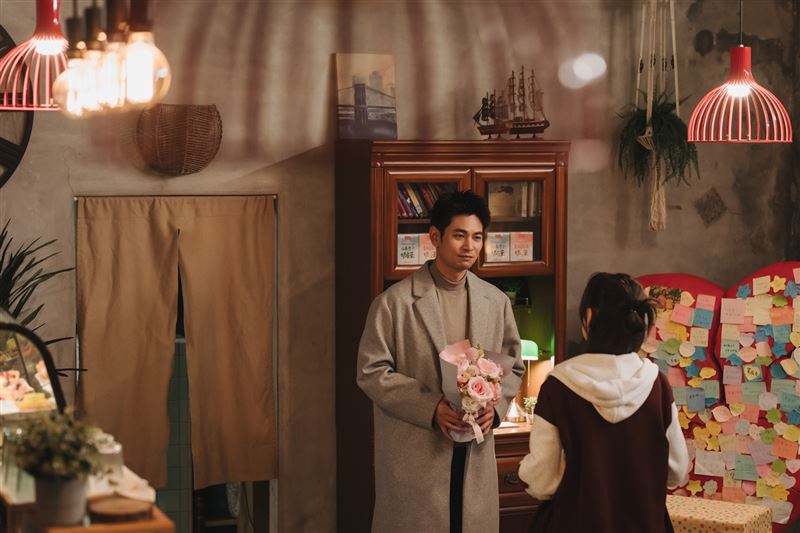 楊子儀飾演富貴浪漫下跪求婚林玟誼飾演的珊珊,七夕情人節提前放閃。(圖/民視提供)