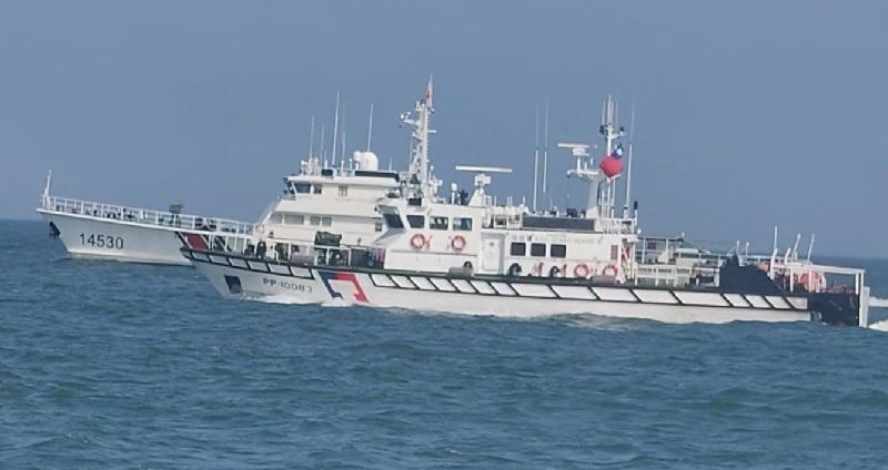 中國海警船侵擾金門水域,海巡署金馬澎分署第12巡防區偵獲其動態,立即調派巡防艇前推預置,全程監控。(圖/海洋委員會海巡署金馬澎分署提供)