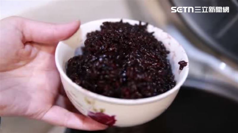 不少超商有賣現成的黑糯米(紫米)飯,對外食族來說是方便的補纖維管道。(示意圖/資料照)