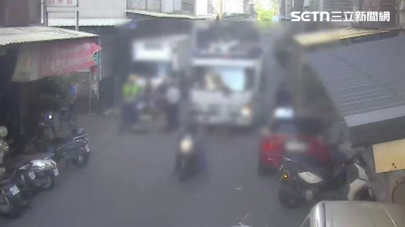 老翁拿汽車尾翼要丟進資源回收車,被清潔隊員制止