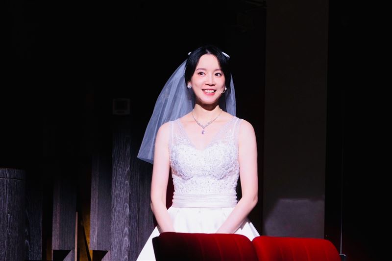 程予希近日出演舞台劇《婚禮上的小抄》。（圖／故事工廠提供）