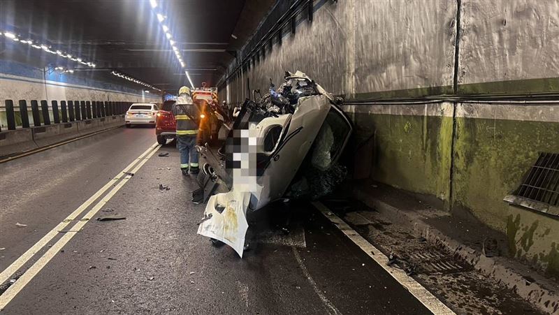 新／辛亥隧道驚悚追撞！BMW翻覆車體全爛