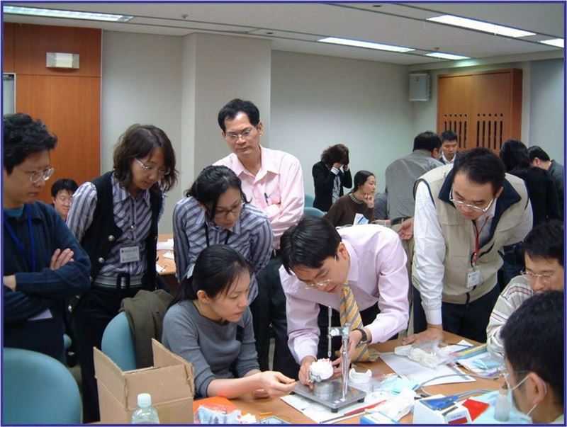 醫師温世政在臉書貼出陳幸妤過去學習植牙的舊照。(圖/温世政臉書)