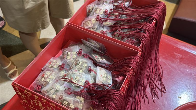 廟方結合「明星花露水」製作七夕限定「香緣袋」,隨即在短時間內被秒殺。(圖/翻攝畫面)