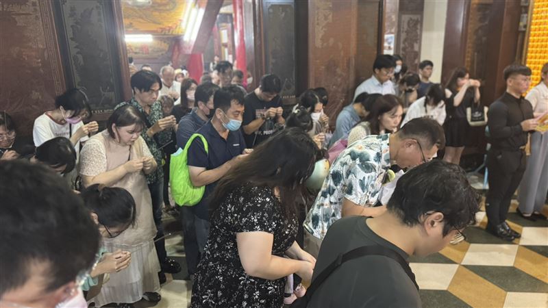 脫單求這包！高雄武廟香袋被搶光