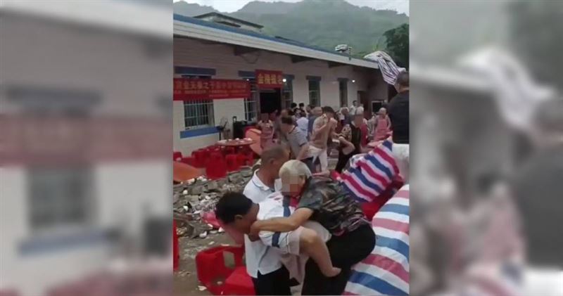 大陸四川傳出一起喜事變悲劇的事故,一戶人家為孩子舉辦升學宴,卻發生女兒牆倒塌壓死人的狀況,甚至有受傷的青少年被迫截肢。(圖/翻攝自微博)